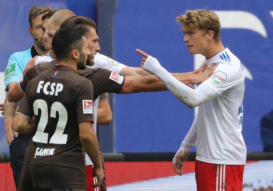 epa07058751 Hamburg&#039;s Fiete Arp (R) shouts at St. Pauli&#039;s Dimitris Diamantakos (2-L) and Cenk Sahin (front) during the German Second Bundesliga soccer match between HSV Hamburg and FC St. Pa ...