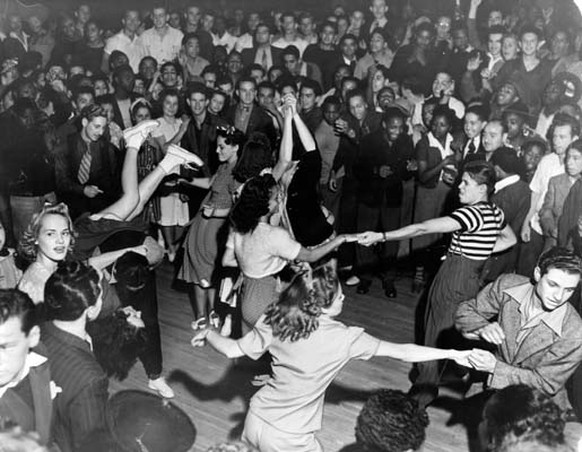 Partys in den 50ern 
http://riverwalkjazz.stanford.edu/sites/default/files/wp-content/uploads/2011/10/jitterbug1939.jpg