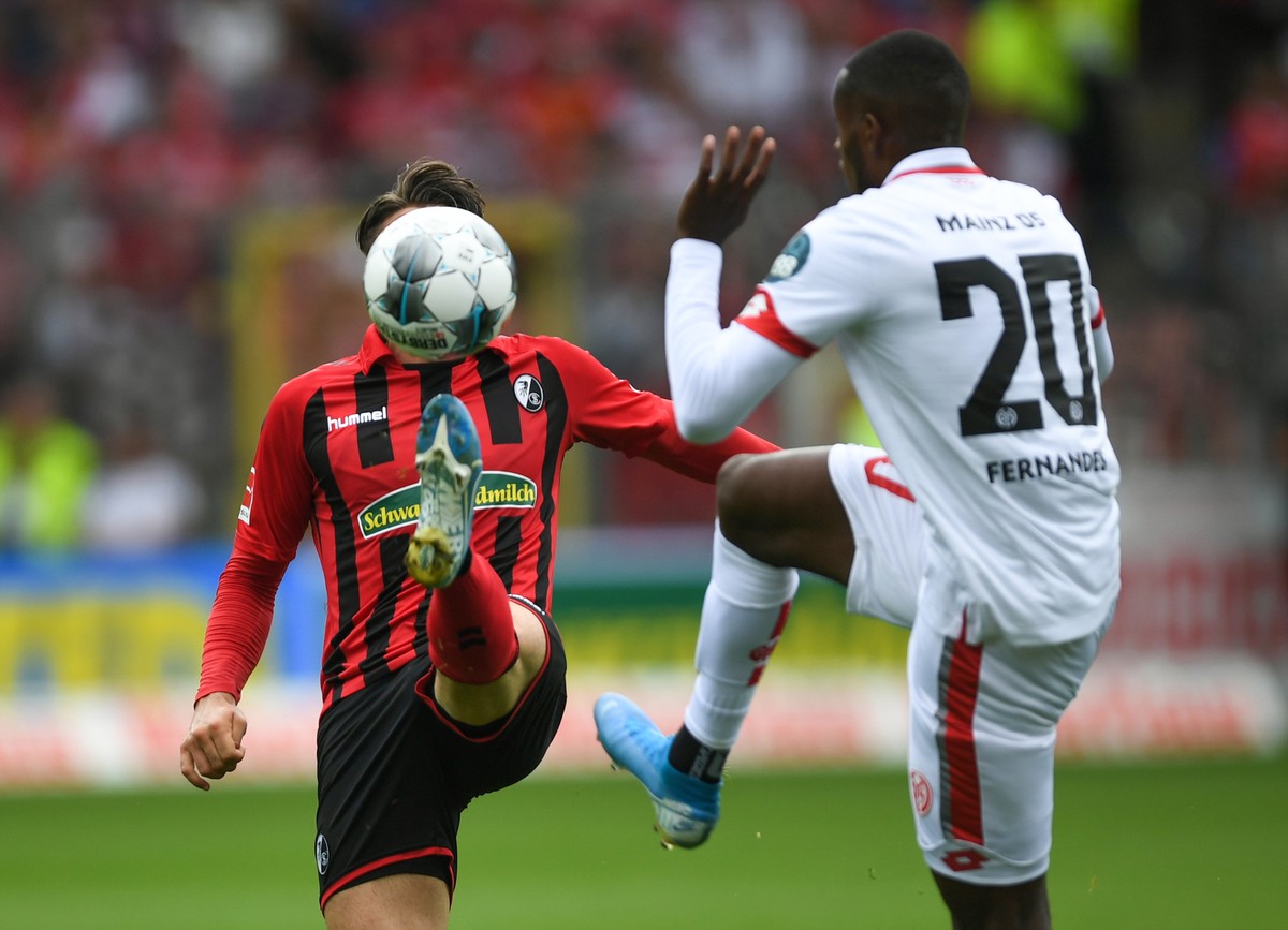 17.08.2019, Baden-Württemberg, Freiburg: Fußball: Bundesliga, SC Freiburg - FSV Mainz 05, 1. Spieltag im Schwarzwald-Stadion. Brandon Borrello (l) von Freiburg kämpft mit Edimilson Fernandes (r) von M ...