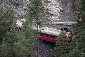 Ein Wagen RhB-Zuges stürzte rund 20 Meter in die Tiefe.