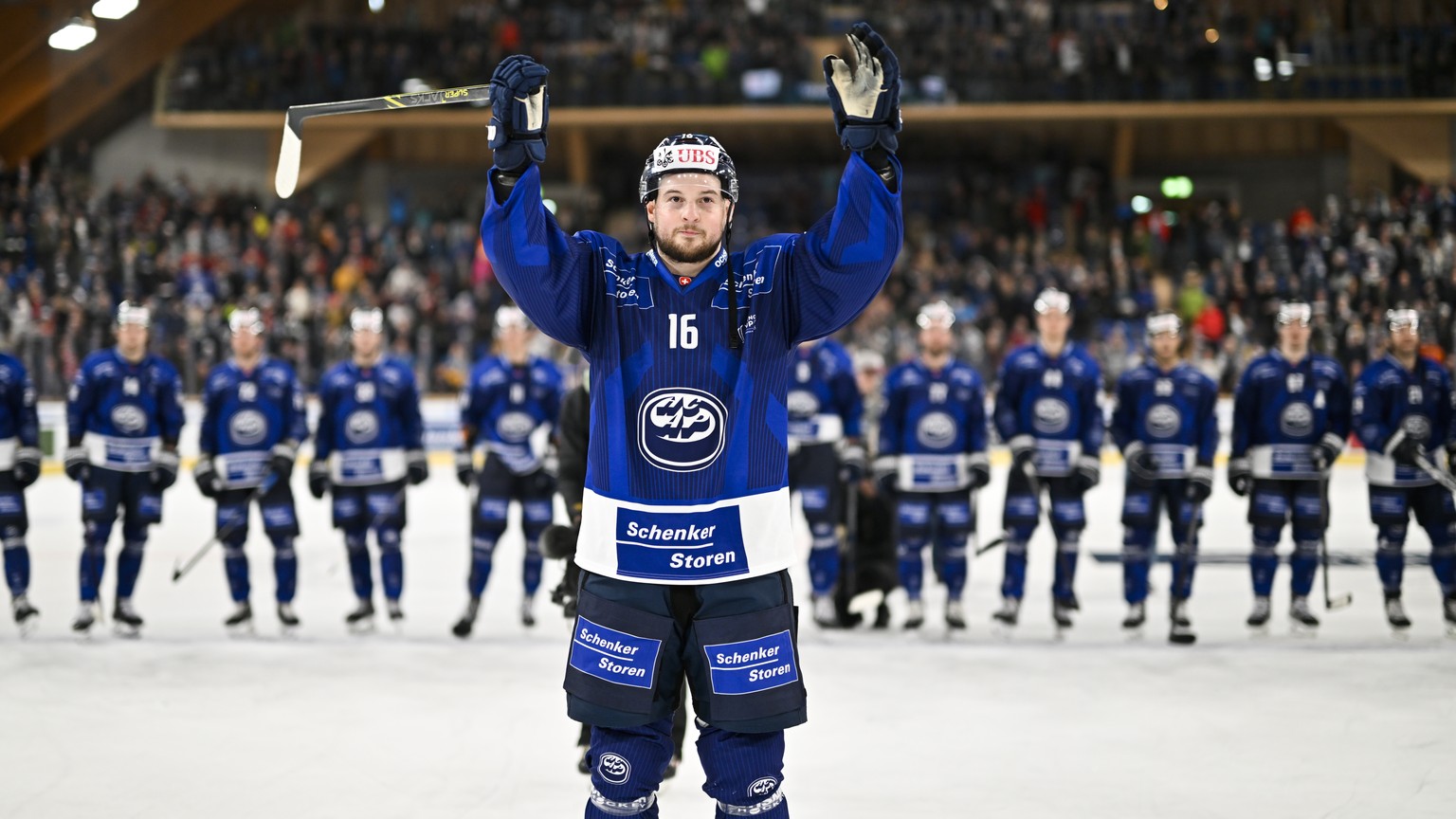 epa10380391 Ambri&#039;s Dominic Zwerger cheers with fans after the game between HC Ambri-Piotta and IFK Helsinki at the 94th Spengler Cup ice hockey tournament in Davos, Switzerland, 28 December 2022 ...