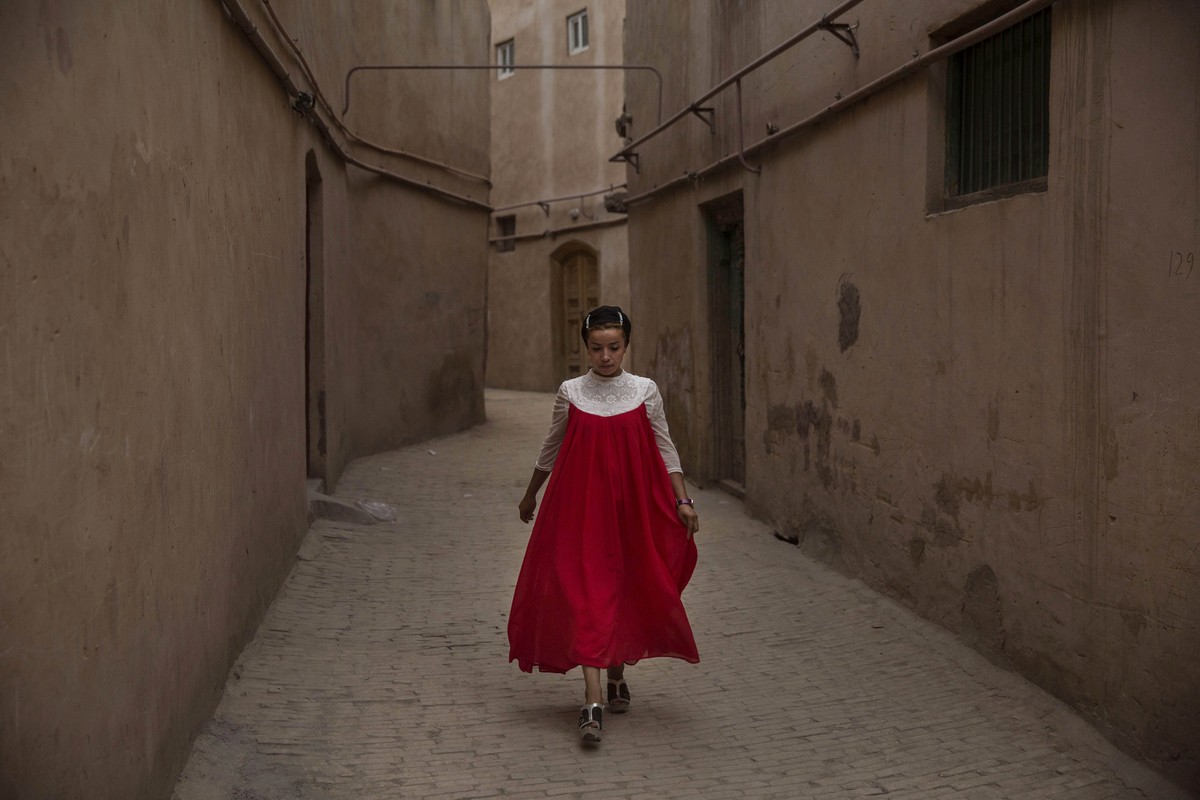 Festlich gekleidet für das Eid-al-Fitr-Fest: Eine uigurische Frau in der Altstadt von Kaschgar.