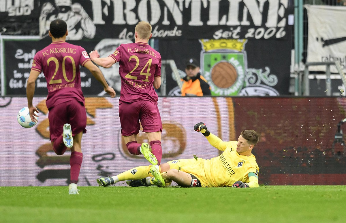 Julian WEIGL MG troestet Torwart Jonas OMLIN MG nach seiner Roten Karte, Fussball 1. Bundesliga, 23. Spieltag, Borussia Moenchengladbach MG - FC Augsburg A, am 22.02.2025 in Moenchengladbach/ Deutschl ...