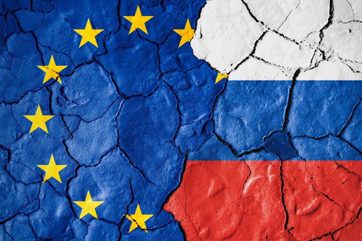 August 11, 2026: PHOTOMONTAGE: The flags of the European Union and Russia meet on a cracked surface. War, sanctions, and security issues are straining relations with Moscow *** FOTOMONTAGE, Die Flagge ...