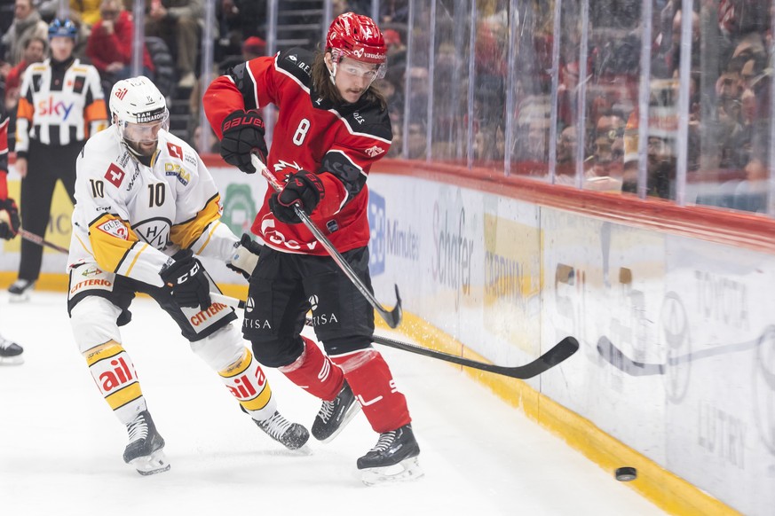 Jiri Sekac (HCL), gauche, lutte pour le puck avec Sami Niku (LHC), droite, lors du match du championnat suisse de hockey sur glace de National League entre Lausanne HC, LHC et HC Lugano ce mercredi 7  ...