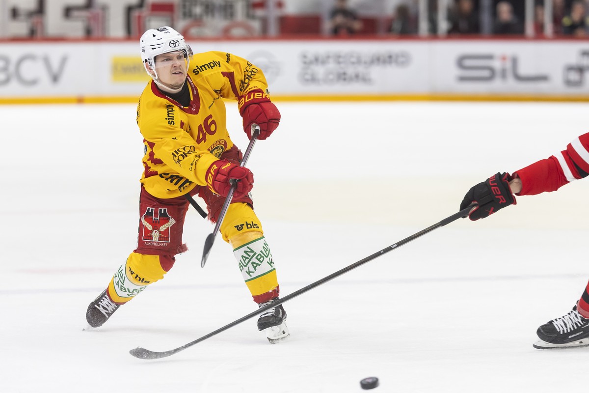 Vili Saarijaervi (SCL), lors du cinquieme match des Play-off des quarts de finale du championnat suisse de hockey sur glace de National League, entre Lausanne HC et SCL Tigers le vendredi 21 mars 2025 ...