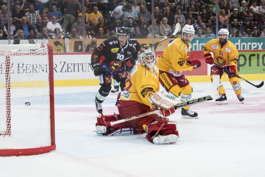 SC Bern Verteidiger Maxim Noreau erziehlt das zweite Tor fuer Bern beim Eishockey Meisterschaftsspiel der NLA zwischen dem SC Bern den SCL Tigers und am Freitag, 9. September 2016, in der Postfinance  ...