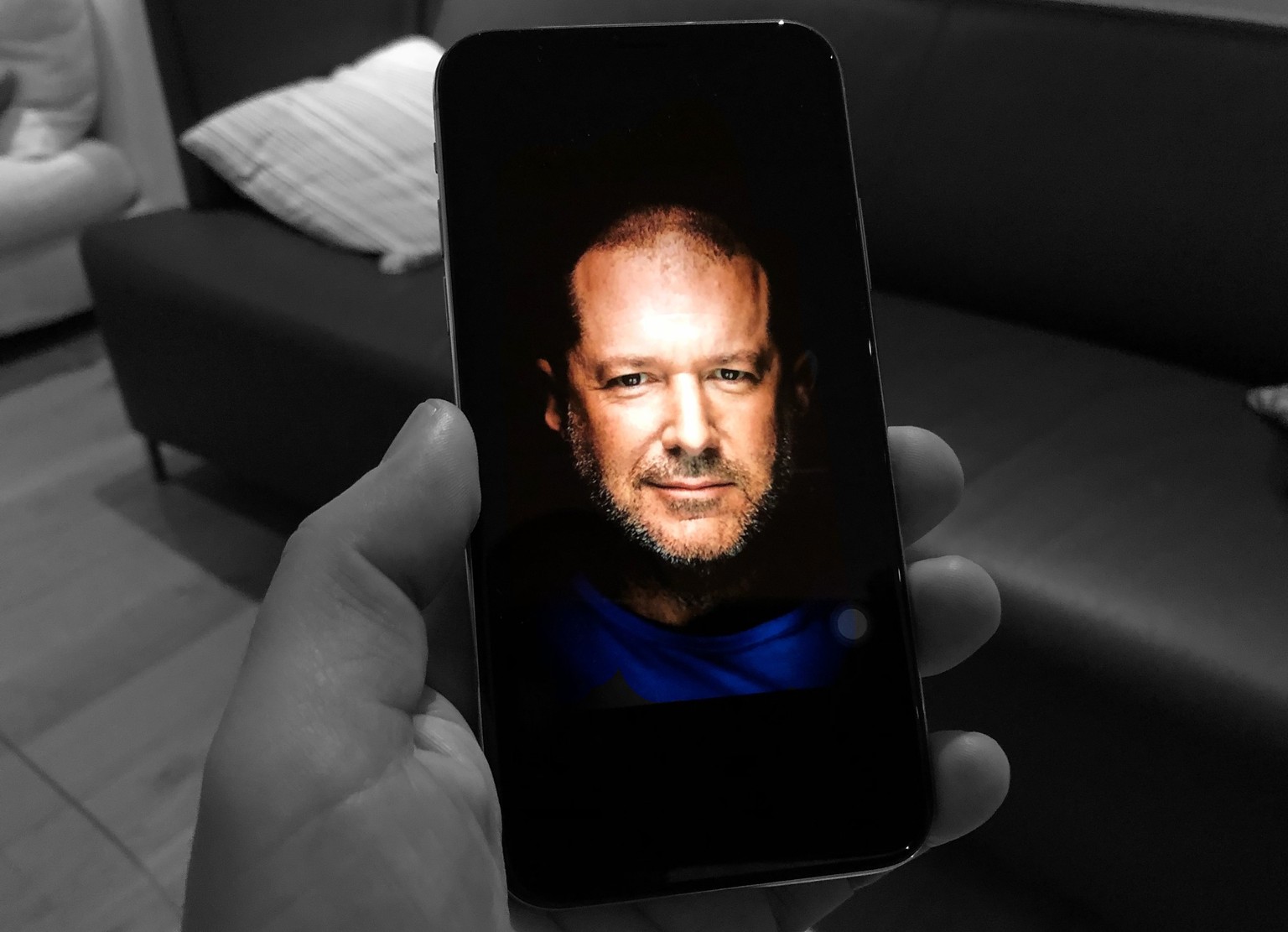 Apples Design-Guru Jony Ive, auf seinem neuen Lieblingsspielzeug. Das Bild entstand anlässlich meines Reviews zum iPhone X.