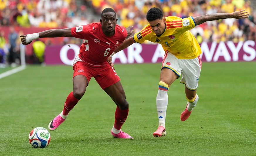 Switzerland's Denis Zakaria, left, and Colombia's Luis DÌaz battle for the ball during the World Cup round of 16 soccer match between Switzerland and Colombia in Vancouver, British Columbia, ...