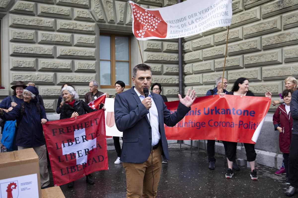 Josef Ender, Sprecher des Aktionsbuendnis Urkantone und von den Freunden der Verfassung, spricht bei der Einreichung des Referendums gegen das Covid-19-Gesetz, am Donnerstag, 8. Juli 2021 in Bern. (KE ...