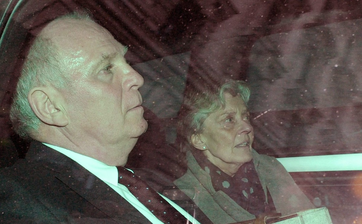 epa04123618 President of FC Bayern Munich Uli Hoeness and his wife Susanne Hoeness leave regional court II after the verdict was announced in Munich, Germany, 13 March 2014. Uli Hoeness, the president ...