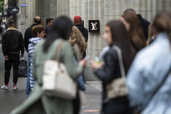 Kunden stehen Schlange vor dem Geschaeft von Louis Vuitton an der Zuercher Bahnhofstrasse fotografiert am 11. Mai 2020 in. (KEYSTONE/Christian Beutler)