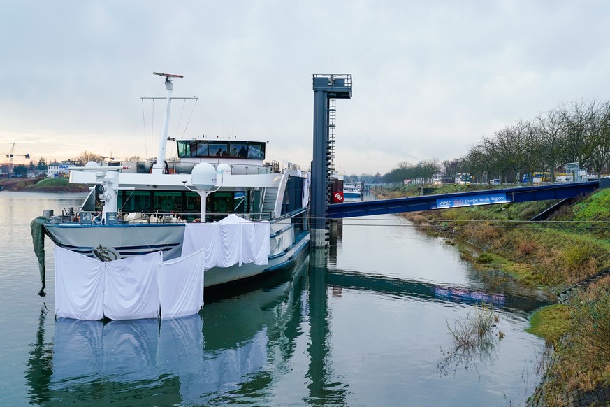 20.12.2019, Rheinland-Pfalz, Speyer: Stofftücher bedecken den Bug eines im Hafen liegenden Fahrgastschiffs. Bei einer Kollision eines Fahrgastschiffes mit einem Tankmotorschiff auf dem Rhein bei Speye ...