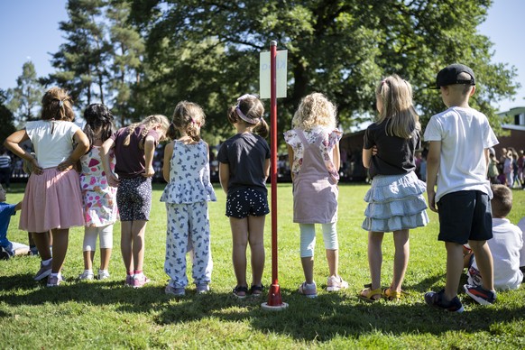 Kinder am ersten Schultag in der Primarschule Chriesiweg in Zuerich, aufgenommen am Montag, 22. August 2022. (KEYSTONE/Ennio Leanza)