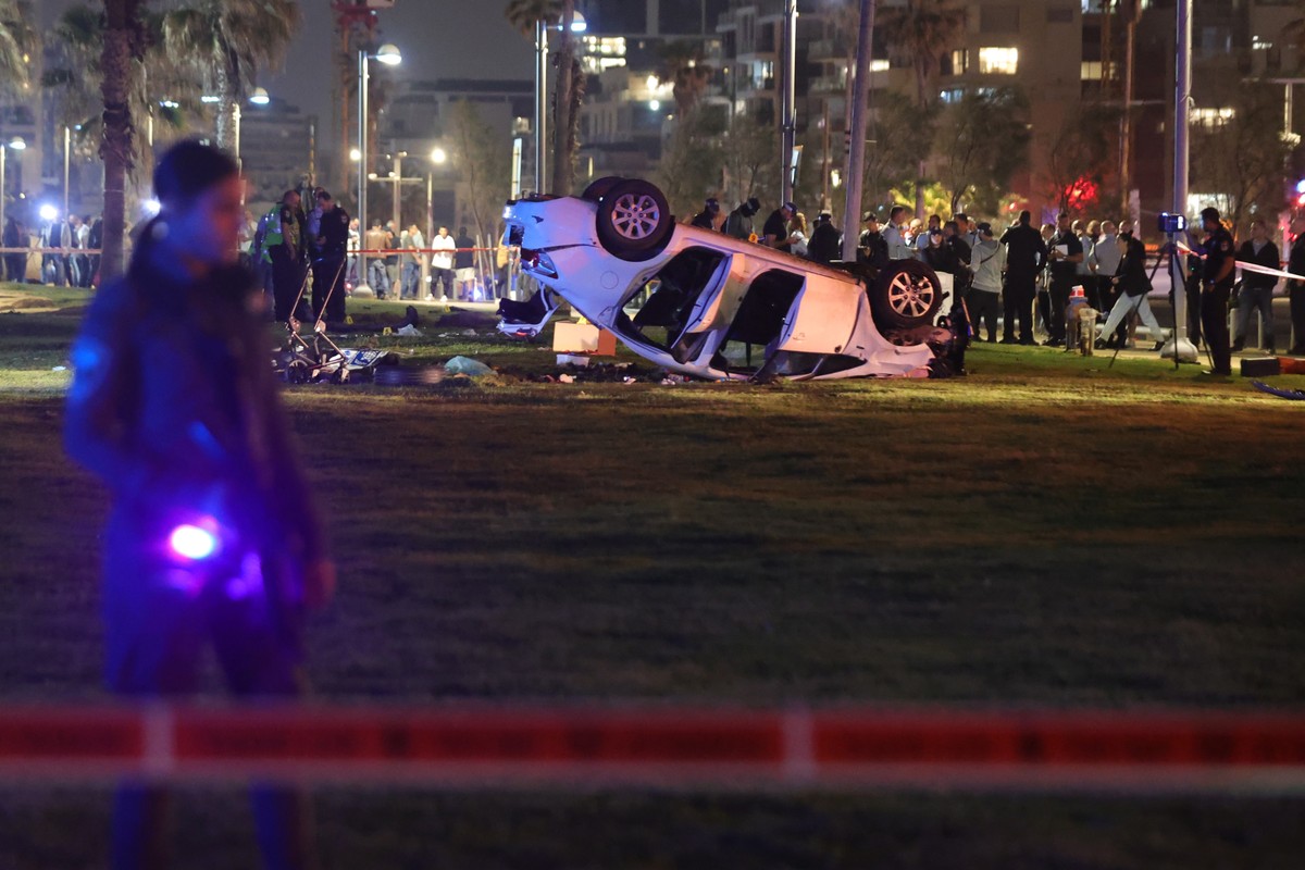 La voiture qui a foncé sur des passants.