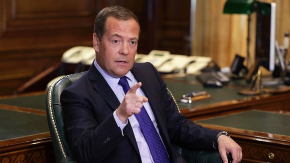 News Bilder des Tages Russia Medvedev Interview 8261139 26.08.2022 Deputy head of Russia s Security Council Dmitry Medvedev attends an interview with French broadcaster LCI, at Gorki state residence o ...