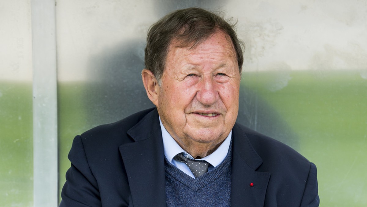 L'entraineur legendaire Guy Roux, lors de la rencontre de Promotion league entre Yverdon Sport FC et FC Bavois ce samedi 19 mai 2018 au stade Municipal d'Yverdon. (KEYSTONE/Jean-Christophe B ...