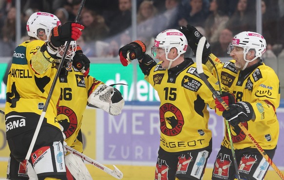 Aktell Hardy Haeman, Torwart Adam Reideborn, Miro Aaltonen und Romain Loeffel (SCB) (vl.nr) jubeln nach dem Treffer zum 3:4 im Eishockeyspiel der National League zwischen den ZSC Lions und dem SC Bern ...