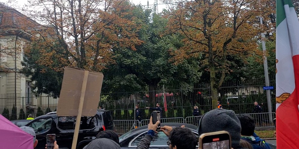 Am Samstagnachmittag ist es bei einer Demonstration in Bern zu Ausschreitungen gekommen. Gemäss Augenzeugen sei ein Demonstrant auf das Gelände eingedrungen, um die iranische Fahne zu entfernen. Die P ...