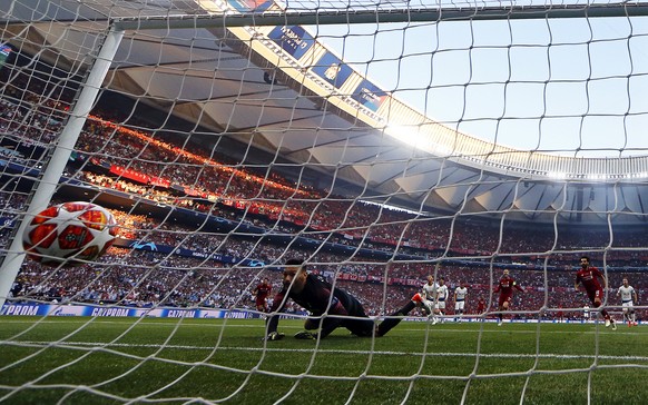 epa07618586 Liverpool&#039;s Mohamed Salah (R) scores the 1-0 lead from the penalty spot against Tottenham&#039;s goalkeeper Hugo Lloris (C) during the UEFA Champions League final between Tottenham Ho ...