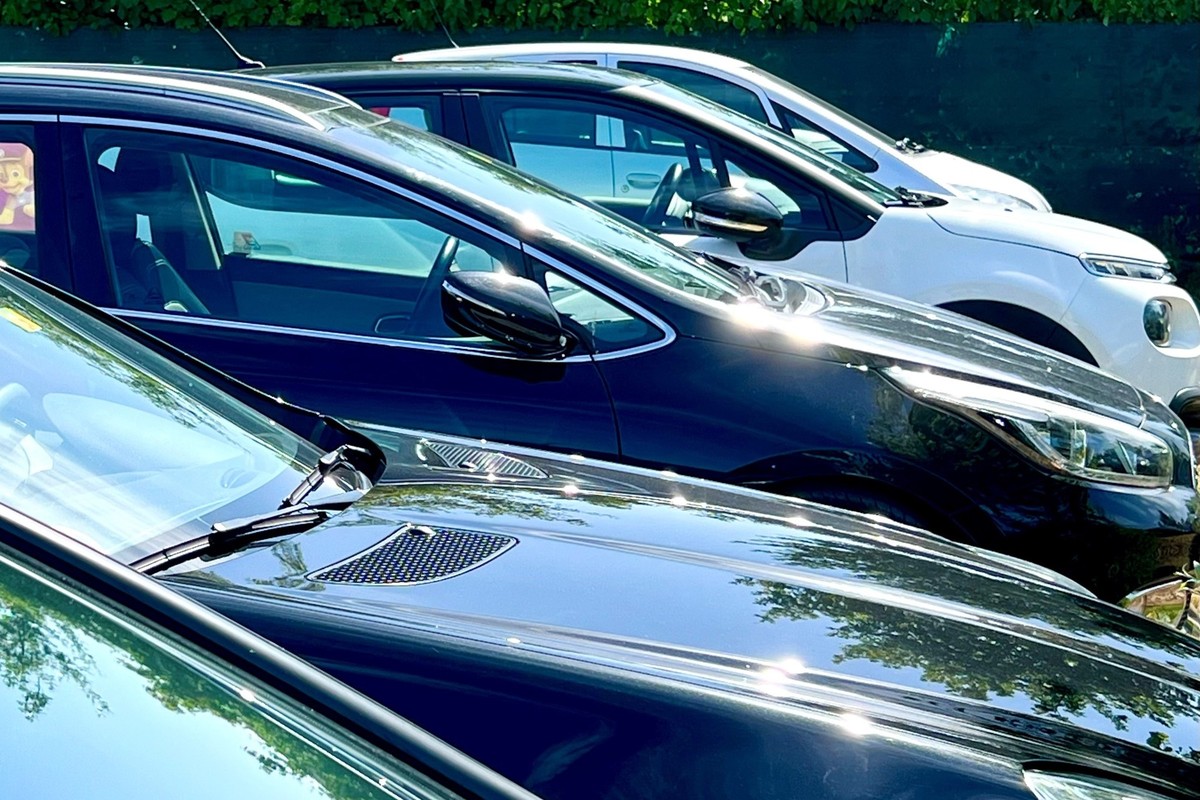 geparkte Autos in der Sonne