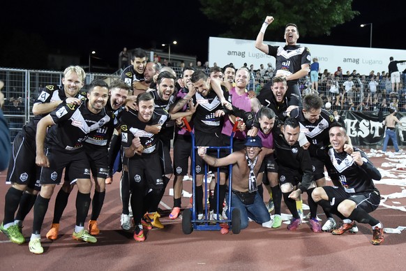 22.05.2015; Lugano; Fussball Challenge League - FC Lugano - FC Chiasso; Die Mannschaft von Lugano jubelt ueber den Sieg
(Claudia Minder/freshfocus)