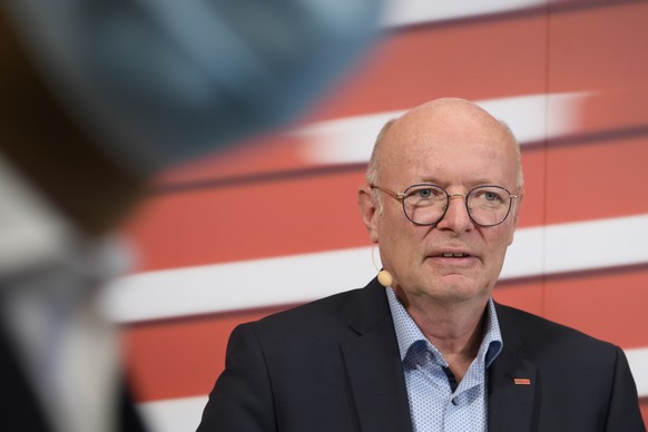 Vincent Ducrot, CEO SBB, spricht mit Journalisten waehrend der Medienkonferenz Halbjahresergebnis 2020 der SBB, am Donnerstag, 10. September 2020 in Bern. (KEYSTONE/Anthony Anex).