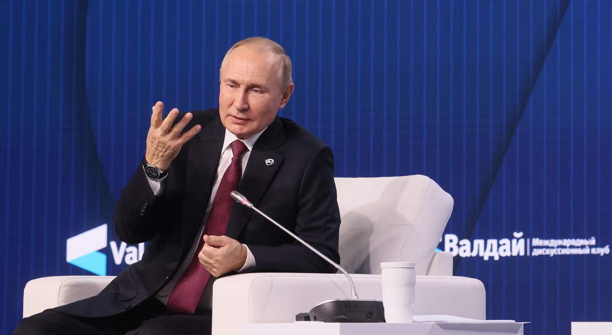 epa10269553 Russian President Vladimir Putin attends the session 'The World after Hegemony: Justice and Security for Everyone' of the Valdai International Discussion Club outside Moscow, Rus ...
