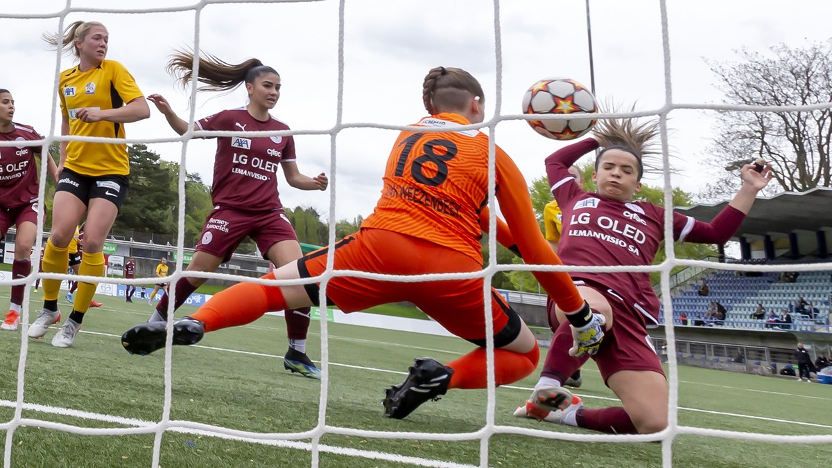 Servette's midfielder Malena Ortiz Cruz, right, scores the 1:0 against Luzern's goalkeeper Lea van Weezenbeek, during the Women?s Super League soccer match of Swiss Championship between Serv ...