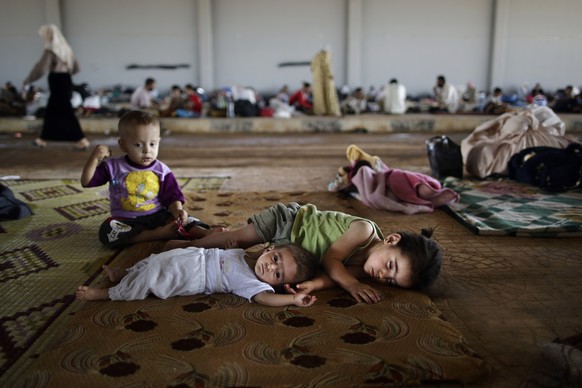 Flüchtlingskinder am türkisch-syrischen Grenzübergang&nbsp;Bab Al-Salameh.