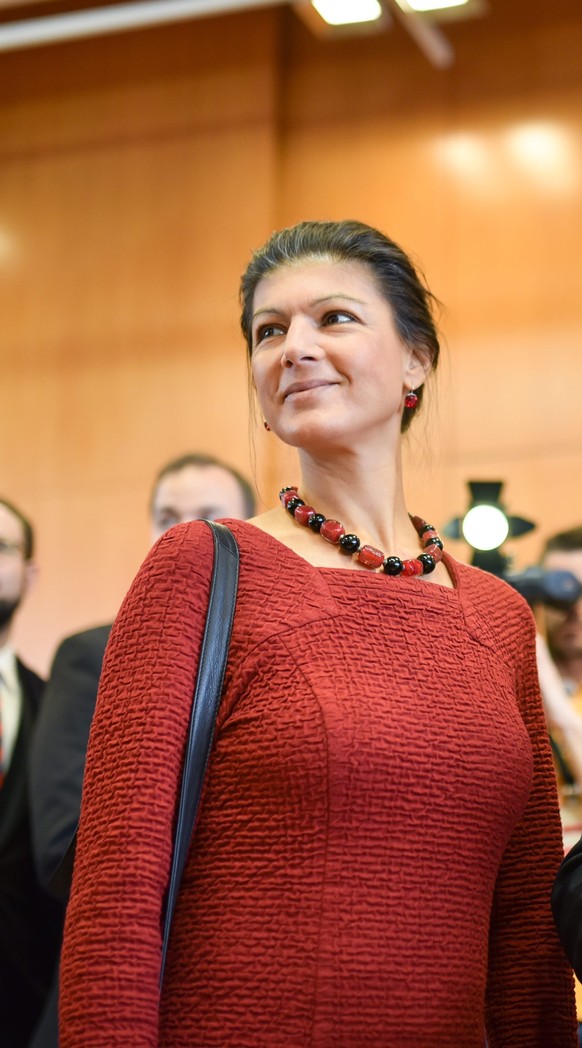 epa05583304 Parliamentary group leader Sarah Wagenknecht (L) and parliamentary representative Klaus Ernst of the party Die Linke standing in the hearing room of the German Constitutional Court in Karl ...
