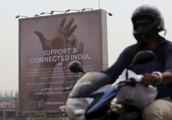 Ein Werbeplakat für die Facebook-App «Free Basics» in Mumbai.<br data-editable="remove">