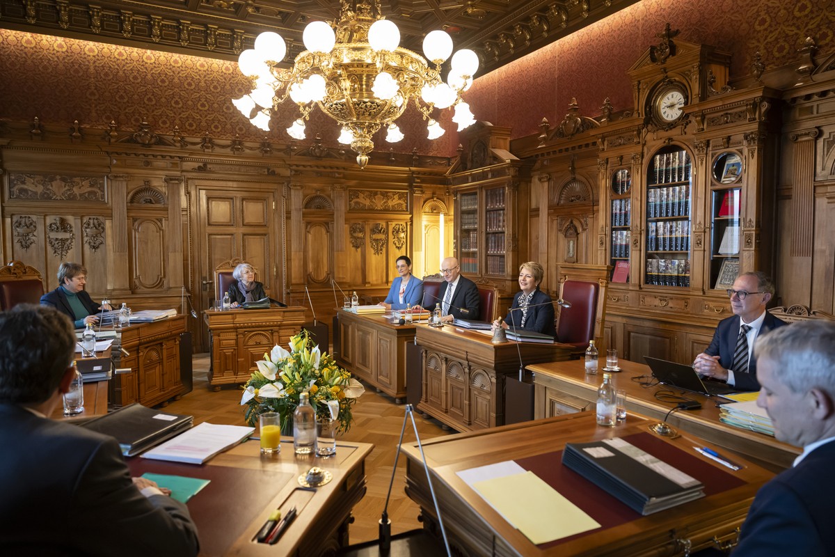 Bundespraesidentin Karin Keller-Sutter, 3. rechts, laechelt neben Bundesrat Albert Roesti, Bundesraetin Viola Amherd, Bundesraetin Elisabeth Baume-Schneider, Vizekanzlerin Rachel Salzmann, Bundeskanzl ...