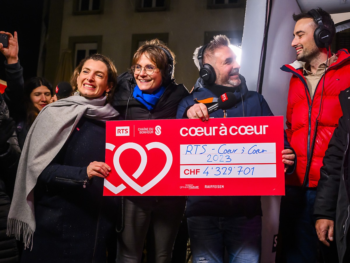 La directrice de la Chaine du Bonheur Miren Bengoa et les animateurs Tania Chytil, Philippe Martin et Jonas Schneiter, d�voilent un ch�que de 4,3 millions de francs pour finir l'op�ration Coeur � ...