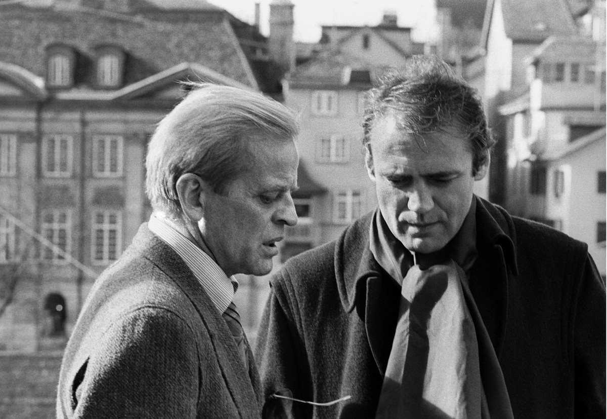 Actor Bruno Ganz, right, speaks to fellow actor Klaus Kinski, left, on the occasion of the "Nosferatu" press viewing, a film by Werner Herzog, in which they both participated, pictured in Zu ...