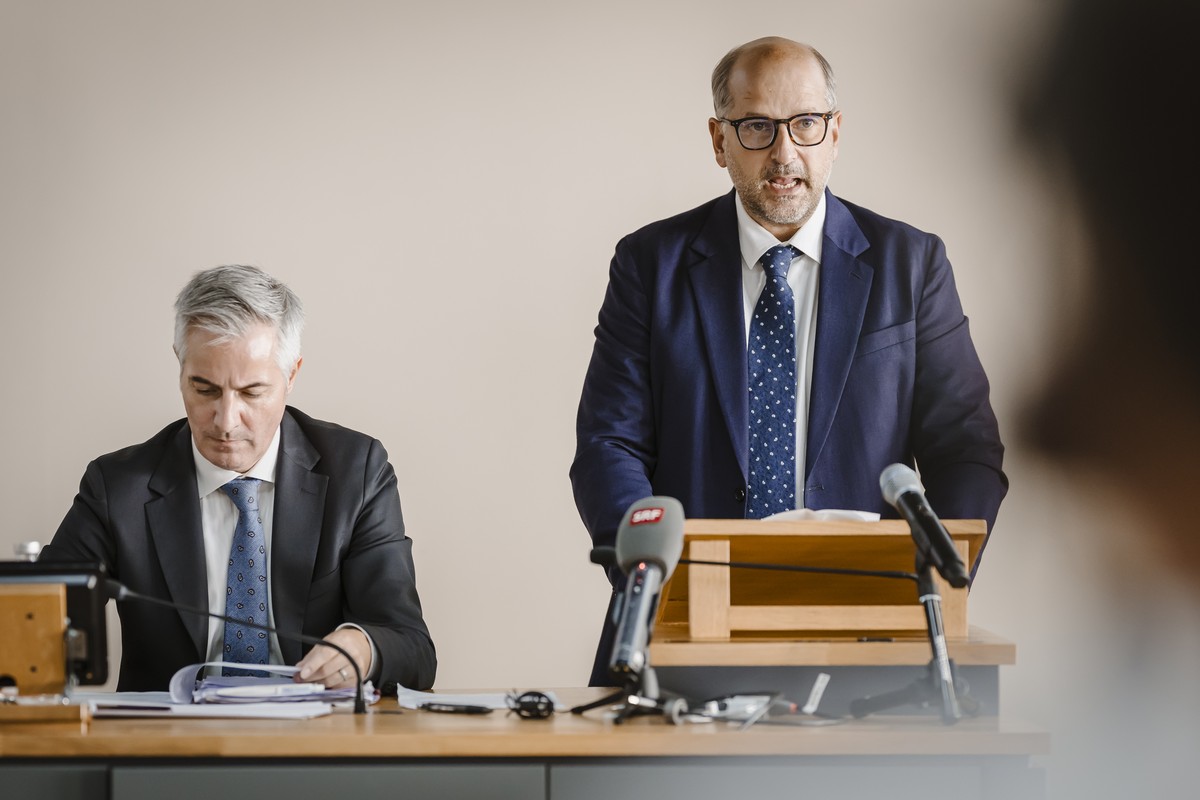 Le Syndic de la ville de Lausanne Gregoire Junod s'exprime aux cotes de Pierre-Antoine Hildbrand, conseiller municipal de Lausanne lors d'une conference de presse sur la prise de connaissanc ...