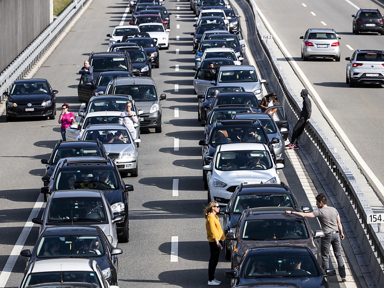 Schon mal nördlich des Gotthard die Sonne geniessen: Stau auf der A2 im Kanton Uri.