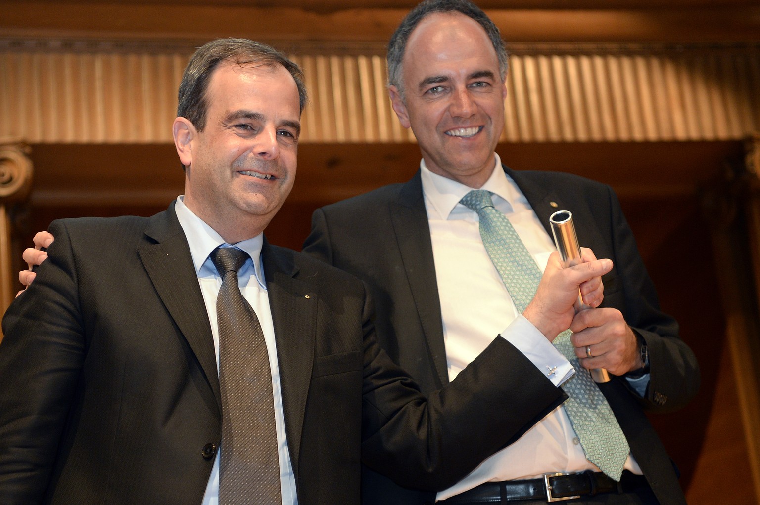 Christophe Darbellay, rechts, gratuliert Gerhard Pfister, links, nach seiner Wahl zum neuen CVP-Parteipraesidenten und uebergibt symbolisch den Stab an der CVP-Delegiertenversammlung in Winterthur am  ...