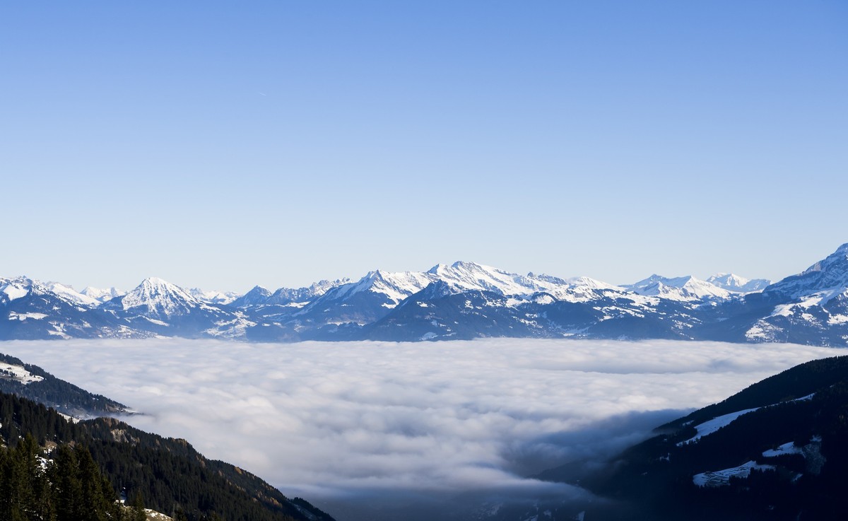 La mer de brouillard recouvre le Chablais ce samedi 18 novembre 2017 depuis le domaine skiable des Portes du Soleil a Champery-Les Crosets. (KEYSTONE/Jean-Christophe Bott)