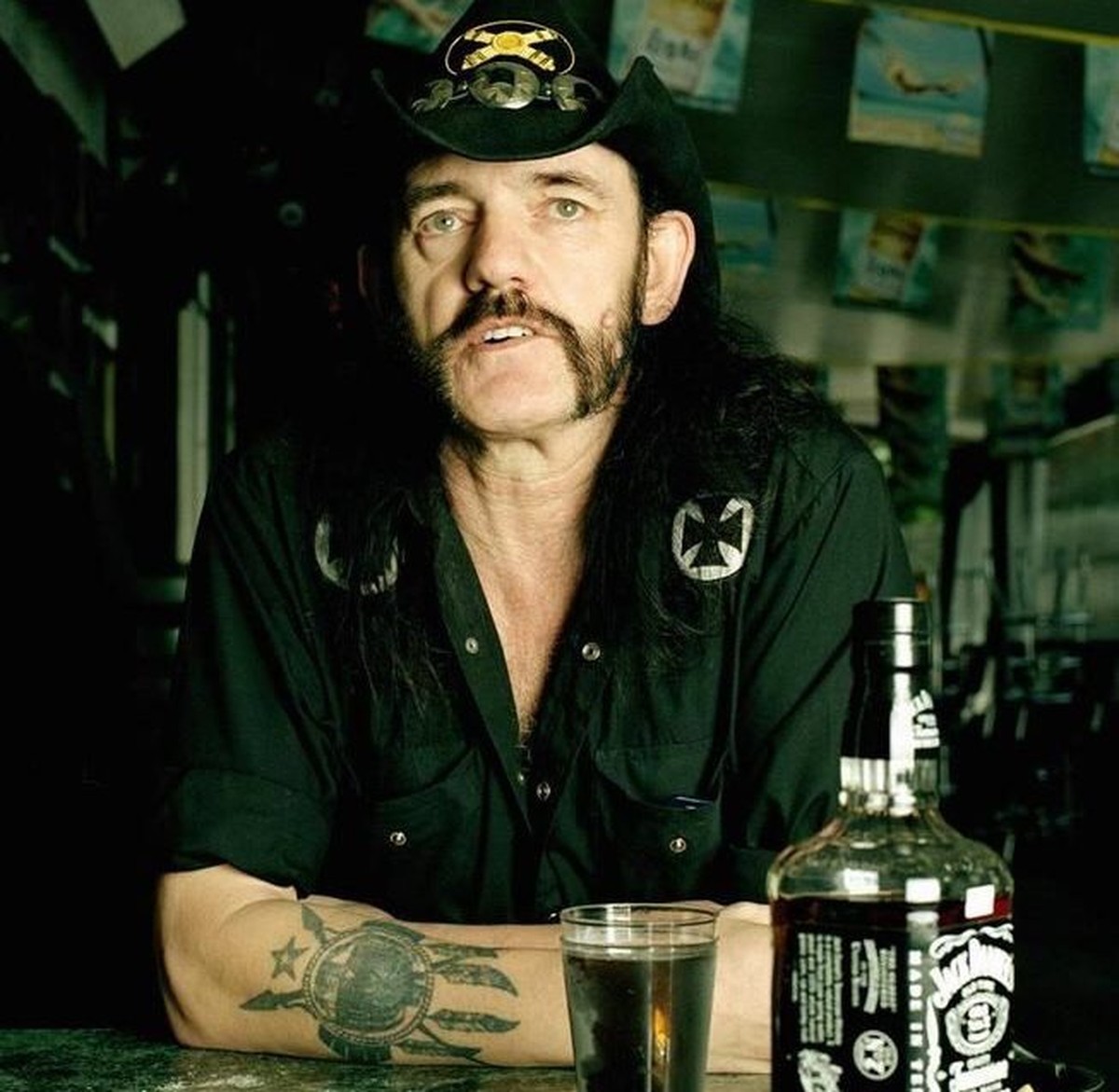 lemmy kilmister motorhead motörhead jack daniel's old number 7 tennessee whisky trinken alkohol drinks musik rock'n'roll https://www.thedrinksbusiness.com/2016/01/jack-daniels-coke-to-b ...