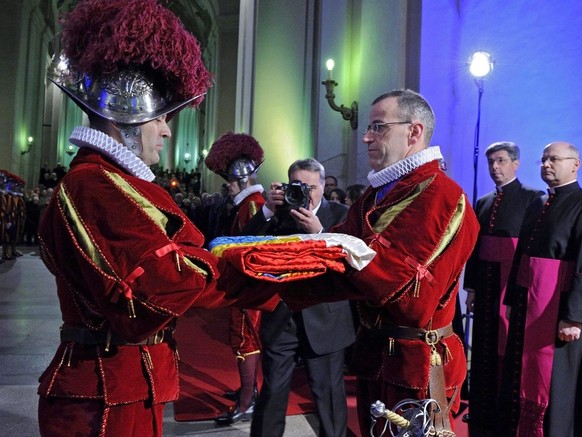 epa04597979 A handout picture released by the Swiss Guard Press Office of Swiss Guards&#039; outgoing Commander, Colonel Daniel Rudolf Anrig (R) during his farewell ceremony at Vatican City, Vtican, 3 ...