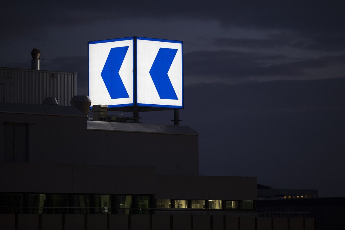 Das Logo der Zuercher Kantonalbank ZKB, fotografiert am Montag, 10. Januar 2022 an der Ecke Geroldstrasse Hardstrasse in Zuerich. (KEYSTONE/Christian Beutler)