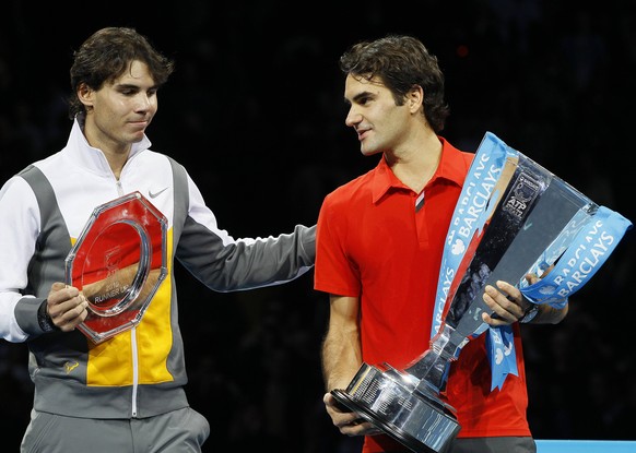 ZUM MAENNER-FINAL AN DEN AUSTRALIAN OPEN 2017 ZWISCHEN ROGER FEDERER UND RAFAEL NADALSTELLEN WIR IHNEN FOLGENDES BILDMATERIAL ZUR VERFUEGUNG - Switzerland&#039;s Roger Federer holds the winners trophy ...