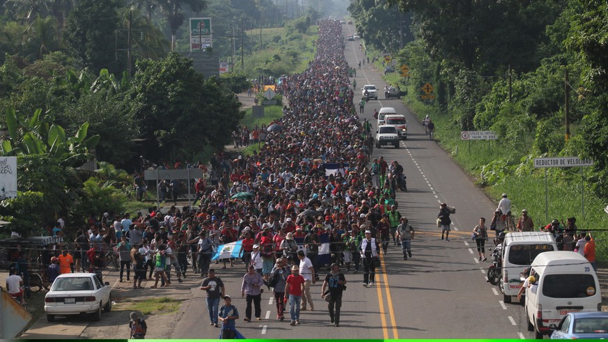 epa07109815 Honduran migrants continue their way to the city of Tapachula, a journey bound to their goal, the United States after spend the night in Cuauhtémoc City, in the state of Chiapas, Mexico, l ...