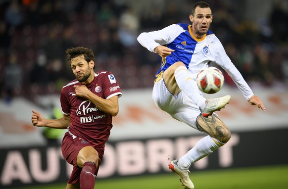 Le defenseur genevois Vincent Sasso, gauche, lutte pour le ballon avec l&#039;attaquant zuerichois Leo Bonatini, droite, lors de la rencontre de football de Super League entre le Servette FC, SFC, et  ...