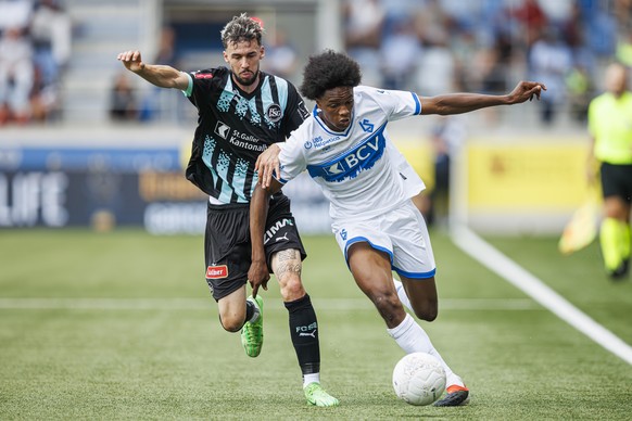 Mihailo Stevanovic (SG), gauche, lutte pour le ballon avec Alvyn Sanches (LS), droite, lors de la rencontre de football de Super League entre FC Lausanne-Sport et FC St. Gallen le dimanche 4 aout 2024 ...