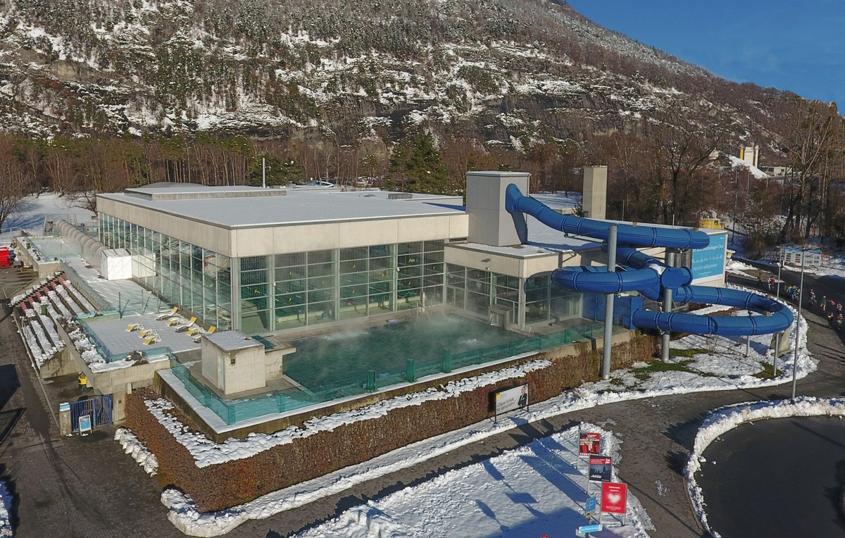 Hallenbad mit Rutschbahnen Rauszeit Rutschen Schweiz Chur Obere Au