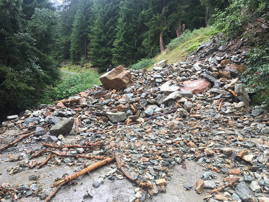 Verschüttete Strasse im Val Russein