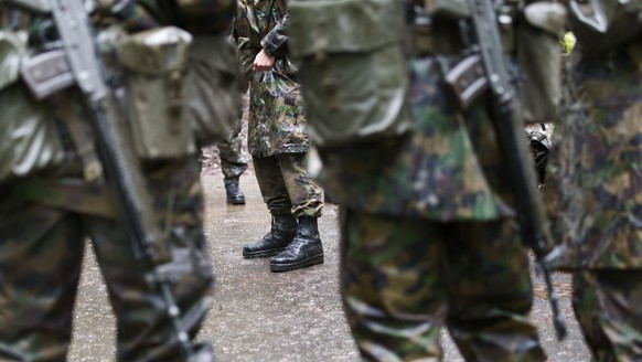 ARCHIV - ZUR MELDUNG UEBER VIER VERLETZTE SOLDATEN DER INFANTERIESCHULE STELLEN WIR IHNEN DIESES ARCHIVBILD ZUR VERFUEGUNG - Infanterie-Rekruten sind in voller Montur, aufgenommen am 17. Mai in der In ...