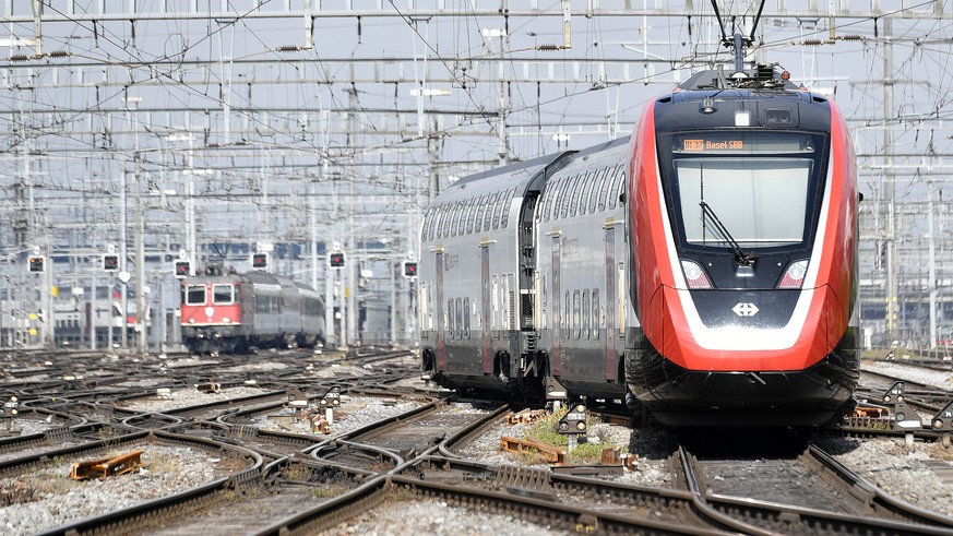 ARCHIVBILD ZUR MK BOMBARDIER ZUM FV-DOSTO, AM MITTWOCH, 06. NOVEMBER 2019 ---- Abfahrt des Fernverkehrs-Doppelstockzugs FV-Dosto im Zuercher Hauptbahnhof am Mittwoch, 1. Mai 2019. (KEYSTONE/Walter Bie ...